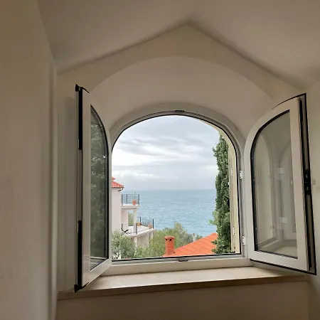 Luxury Seaside With A Classic Mediterranean Olive Garden, A Fully Equipped Professional Kitchen, Pool, Sauna, Padle Boards And Canoe - Miolin House Trogir