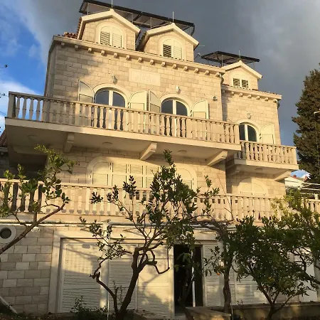 Luxury Seaside With A Classic Mediterranean Olive Garden, A Fully Equipped Professional Kitchen, Pool, Sauna, Padle Boards And Canoe - Miolin House Villa Trogir