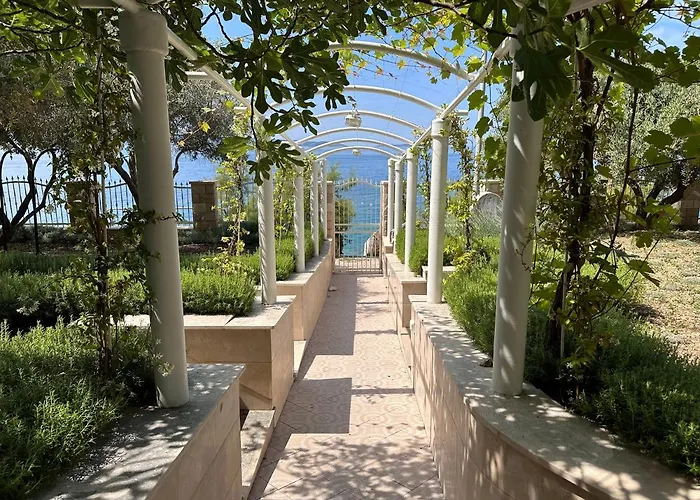 Vila Luxury Seaside With A Classic Mediterranean Olive Garden, A Fully Equipped Professional Kitchen, Pool, Sauna, Padle Boards And Canoe - Miolin House
