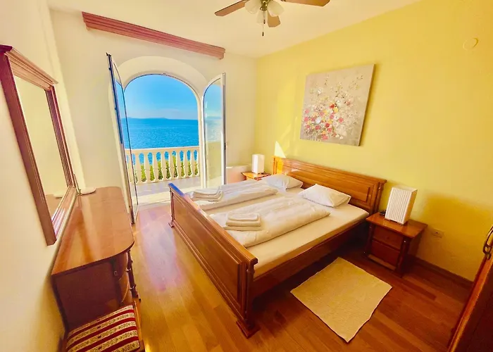 Luxury Seaside With A Classic Mediterranean Olive Garden, A Fully Equipped Professional Kitchen, Pool, Sauna, Padle Boards And Canoe - Miolin House Villa Trogir