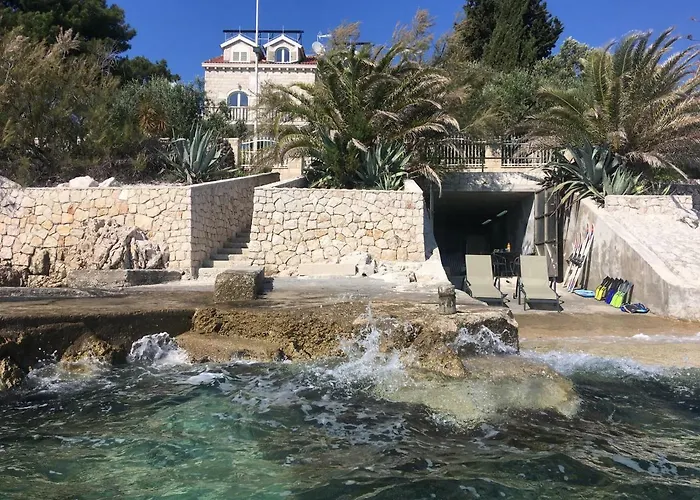 Vila Luxury Seaside With A Classic Mediterranean Olive Garden, A Fully Equipped Professional Kitchen, Pool, Sauna, Padle Boards And Canoe - Miolin House