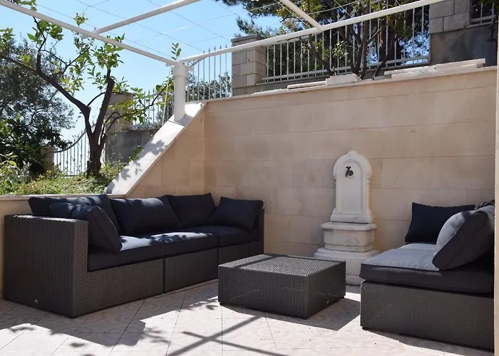 Vila Luxury Seaside With A Classic Mediterranean Olive Garden, A Fully Equipped Professional Kitchen, Pool, Sauna, Padle Boards And Canoe - Miolin House *