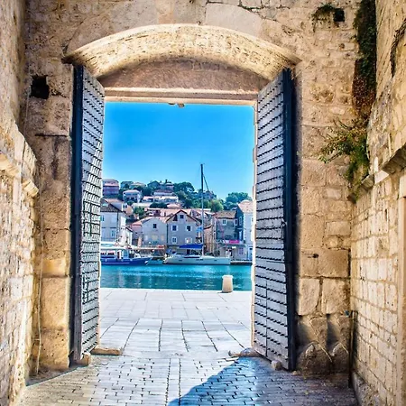 Luxury Seaside With A Classic Mediterranean Olive Garden, A Fully Equipped Professional Kitchen, Pool, Sauna, Padle Boards And Canoe - Miolin House Trogir