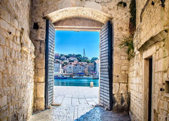 Luxury Seaside With A Classic Mediterranean Olive Garden, A Fully Equipped Professional Kitchen, Pool, Sauna, Padle Boards And Canoe - Miolin House Trogir