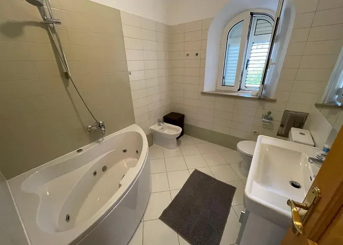 Luxury Seaside With A Classic Mediterranean Olive Garden, A Fully Equipped Professional Kitchen, Pool, Sauna, Padle Boards And Canoe - Miolin House * Trogir