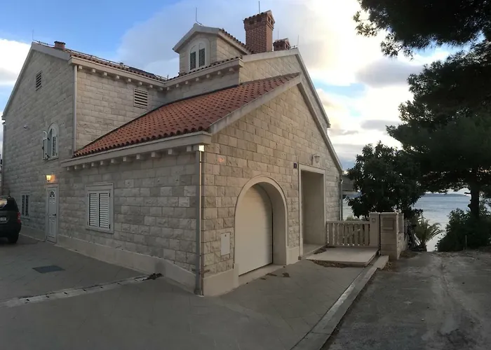 Luxury Seaside With A Classic Mediterranean Olive Garden, A Fully Equipped Professional Kitchen, Pool, Sauna, Padle Boards And Canoe - Miolin House Willa Trogir